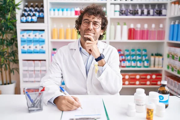 Joven Hispano Trabajando Farmacia Mirando Confiado Cámara Sonriendo Con Los — Foto de Stock