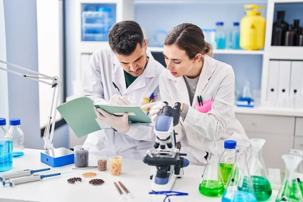 Mann Und Frau Wissenschaftleruniform Mit Mikroskopschrift Auf Notizbuch Labor — Stockfoto