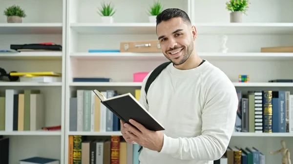 Ung Spansk Man Stående Läser Bok Ler Mot Biblioteket Universitet — Stockfoto