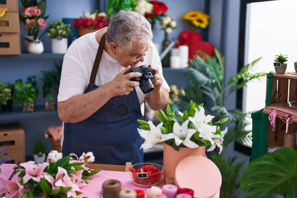 Middle Age Grey Haired Man Florist Make Photo Bouquet Flowers — Φωτογραφία Αρχείου