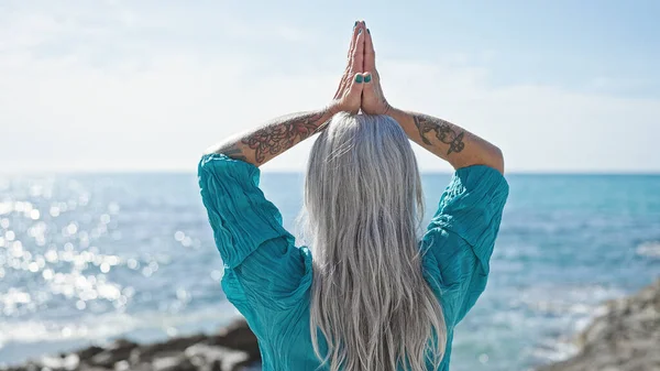 Femme Aux Cheveux Gris Âge Moyen Faisant Exercice Yoga Bord — Photo