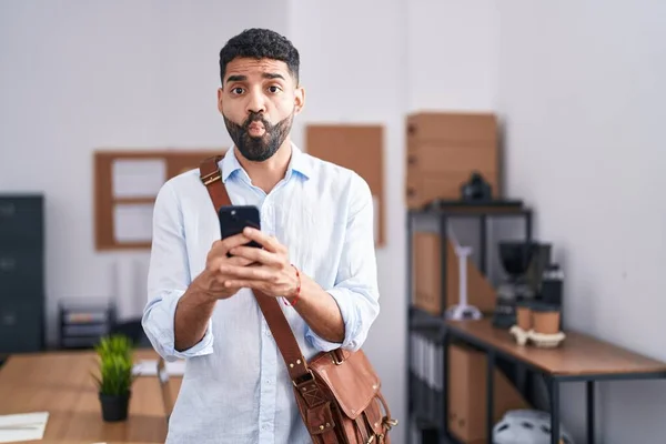 Hispanische Mann Mit Bart Mit Smartphone Büro Macht Fischgesicht Mit — Stockfoto