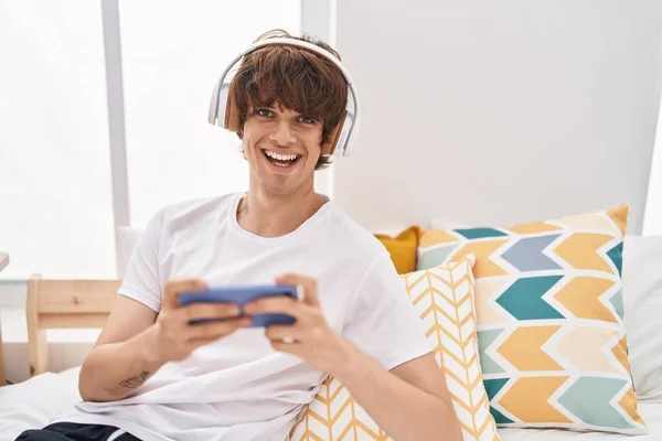 Yatak Odasındaki Kanepede Oturmuş Video Oyunu Oynayan Genç Sarışın Adam — Stok fotoğraf