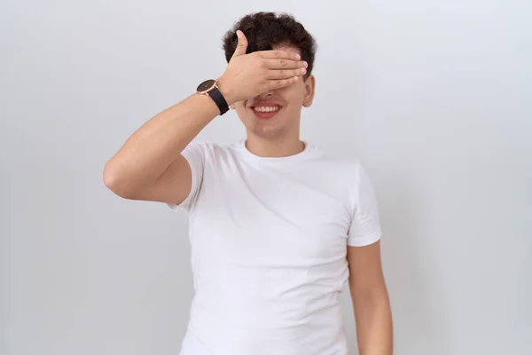 Joven Hombre Binario Vistiendo Casual Camiseta Blanca Sonriendo Riendo Con — Foto de Stock