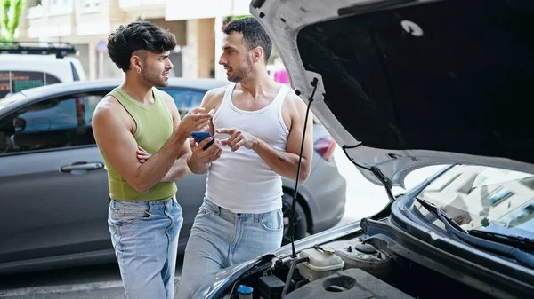 Due Uomini Che Utilizzano Smartphone Con Assicurazione Guasto Auto Strada — Foto Stock