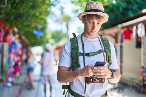 Joven Hombre Caucásico Turista Usando Teléfono Inteligente Mercado Callejero —  Fotos de Stock