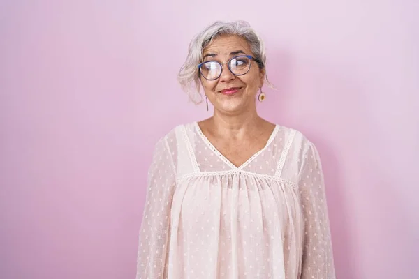 Middle Age Woman Grey Hair Standing Pink Background Smiling Looking — ストック写真
