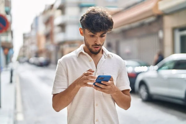 Young Arab Man Using Smartphone Surprise Expression Street — Stock Photo, Image