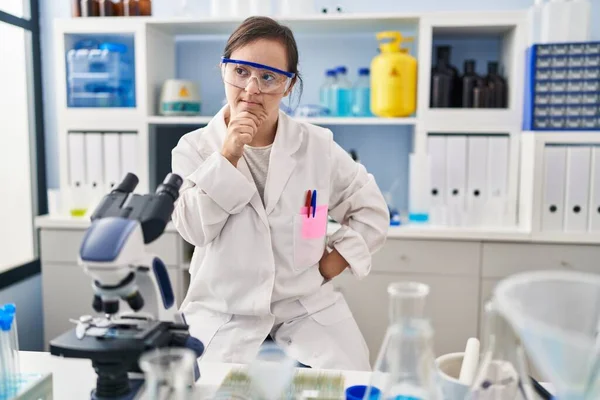 Hispanic Girl Syndrome Working Scientist Laboratory Hand Chin Thinking Question — Stock Photo, Image