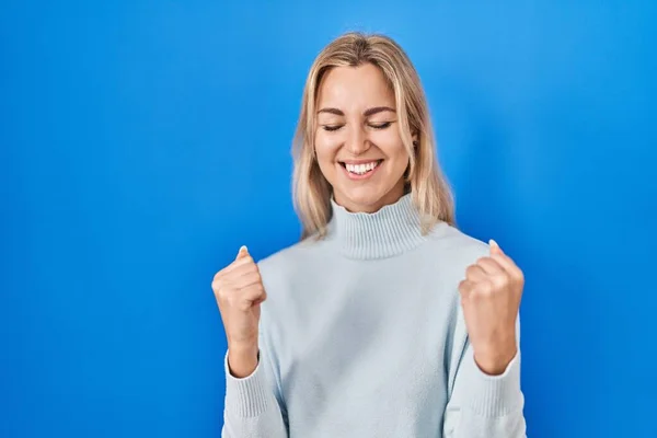 Young Caucasian Woman Standing Blue Background Very Happy Excited Doing — Photo