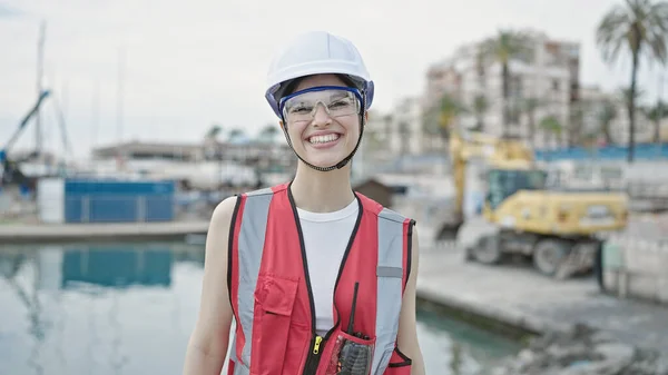 Jovem Bela Mulher Hispânica Construtor Sorrindo Confiante Beira Mar — Fotografia de Stock