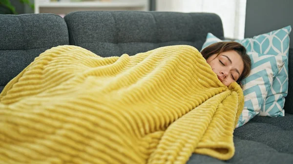Young Beautiful Hispanic Woman Lying Sofa Sleeping Home — ストック写真