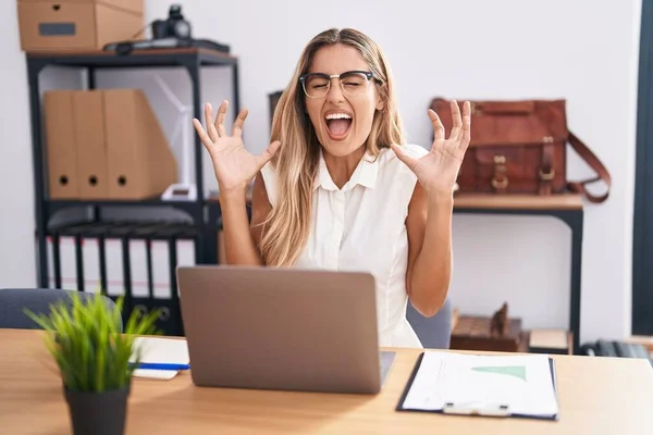 Ofiste Çalışan Genç Sarışın Kadın Gözlükleriyle Başarıyı Kutluyor Kollarını Kaldırmış — Stok fotoğraf