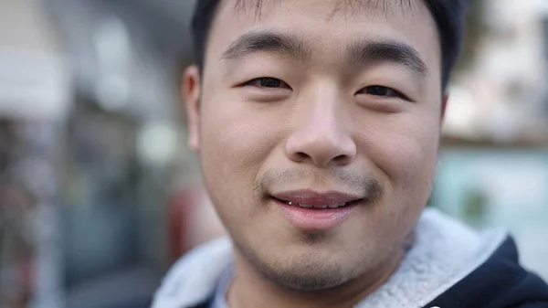Jeune Homme Chinois Souriant Confiant Debout Dans Rue — Photo