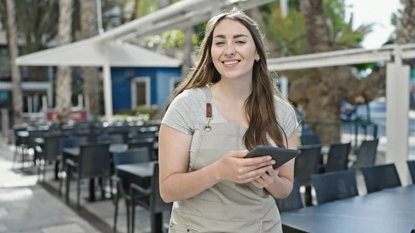 Joven Hermosa Camarera Hispana Sonriendo Confiada Usando Touchpad Terraza Cafetería — Foto de Stock