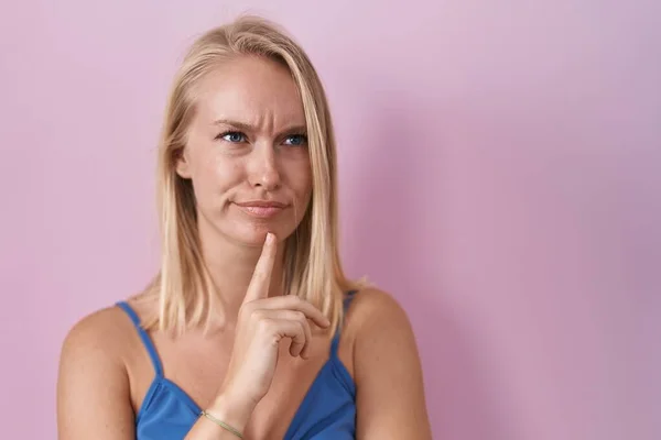 Young Caucasian Woman Standing Pink Background Thinking Concentrated Doubt Finger — Fotografia de Stock