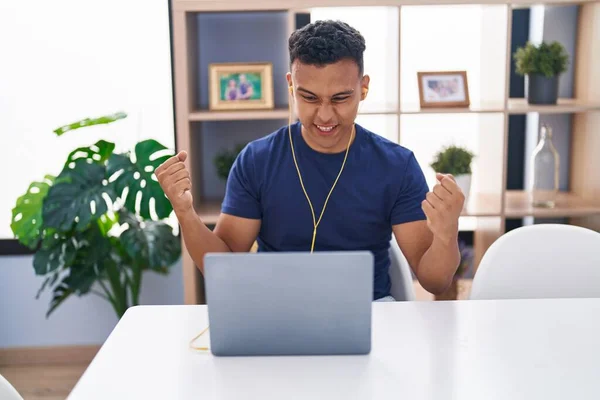 Young Hispanic Man Using Laptop Home Screaming Proud Celebrating Victory — Stock Photo, Image
