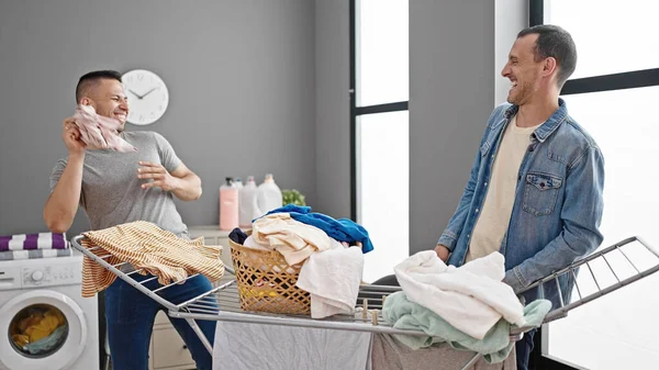 Två Män Par Gör Tvätt Kasta Kläder Tvättstugan — Stockfoto