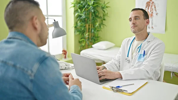 Dos Hombres Doctor Paciente Usando Ordenador Portátil Que Tiene Consulta —  Fotos de Stock