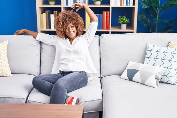 Afričanky Americká Žena Usměvavá Sebevědomě Sedí Pohovce Doma — Stock fotografie