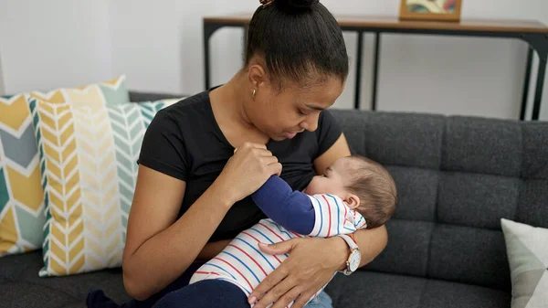 Madre Hijo Sentados Sofá Amamantando Bebé Casa —  Fotos de Stock