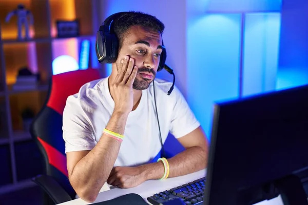 Ung Spansktalende Mand Streamer Stresset Ved Hjælp Computer Gaming Room - Stock-foto