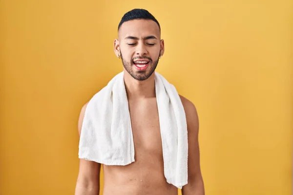 Young Hispanic Man Standing Shirtless Towel Angry Mad Screaming Frustrated — Stock Photo, Image