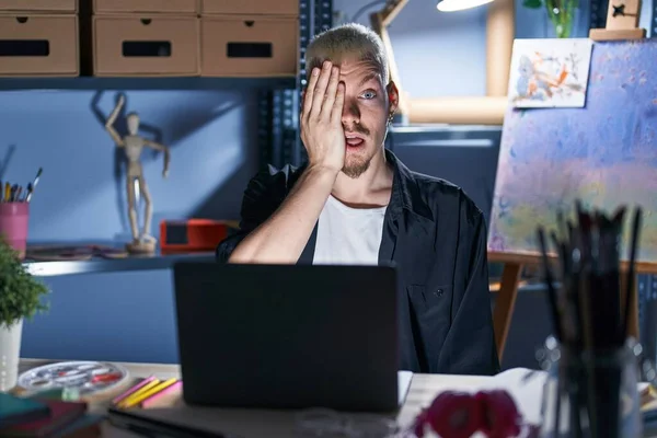 Akşamları Resim Stüdyosunda Dizüstü Bilgisayar Kullanan Genç Beyaz Bir Adam — Stok fotoğraf
