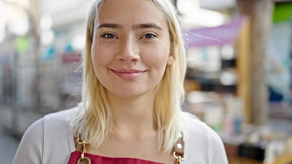 Young Beautiful Hispanic Woman Smiling Confident Wearing Apron Street — ストック写真