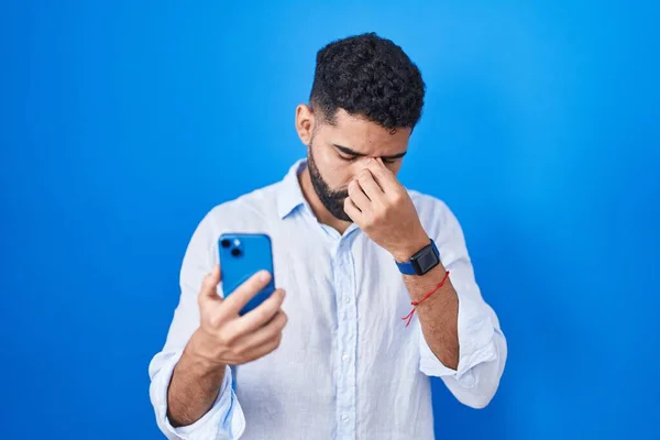 Homem Hispânico Com Barba Usando Mensagem Digitação Smartphone Cansado Esfregando — Fotografia de Stock