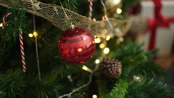 Jovem Loira Olhando Árvore Natal Casa — Fotografia de Stock