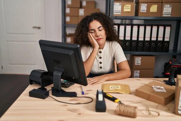 若い美しいパニック女性Eコマースビジネス労働者はオフィスで頭痛の痛みのための苦しみを強調 — ストック写真