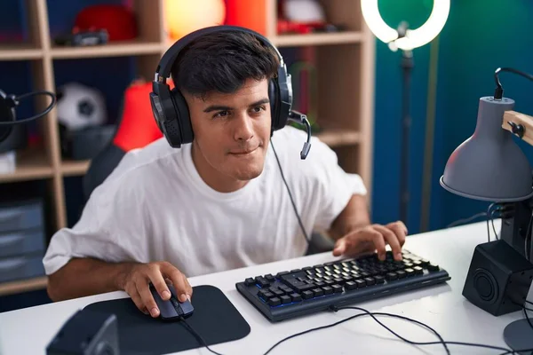 Молодой Латиноамериканец Играющий Видеоигры Компьютере Игровой Комнате — стоковое фото