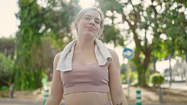 Junge Blonde Frau Lächelt Selbstbewusst Sportbekleidung Park — Stockfoto