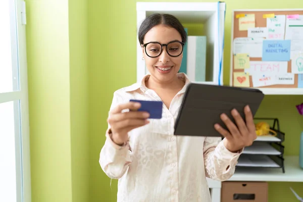 Junge Arabische Geschäftsfrau Büro Mit Touchpad Und Kreditkarte — Stockfoto