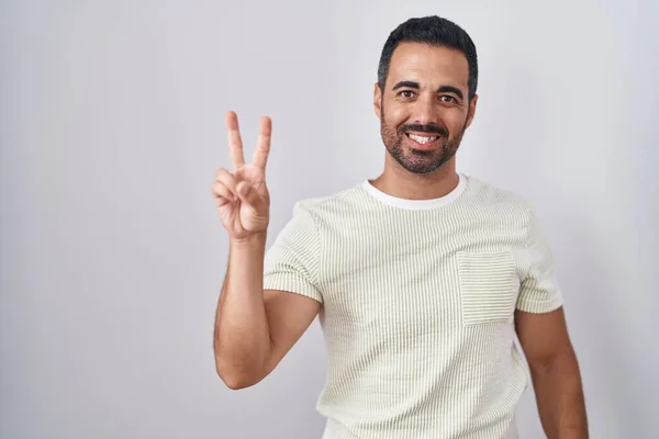大胡子的西班牙裔男人站在孤立的背景下 用手指指了指二号 带着自信和快乐的笑容 — 图库照片