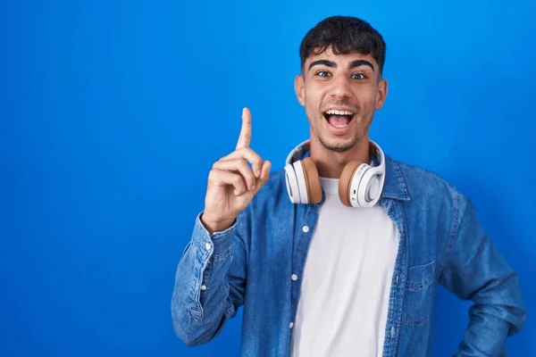 Young Hispanic Man Standing Blue Background Pointing Finger Successful Idea — Φωτογραφία Αρχείου