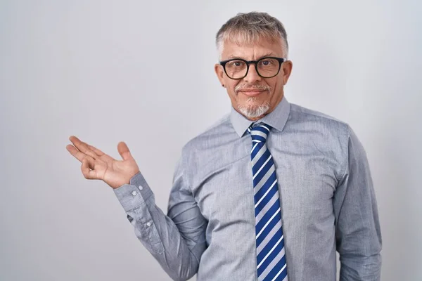 Spanyol Adamı Gri Saçlı Gözlüklü Neşeli Bir Şekilde Gülümseyen Avuç — Stok fotoğraf
