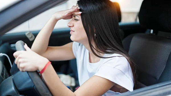 Young Beautiful Hispanic Woman Stressed Driving Car Street — Stock Photo, Image