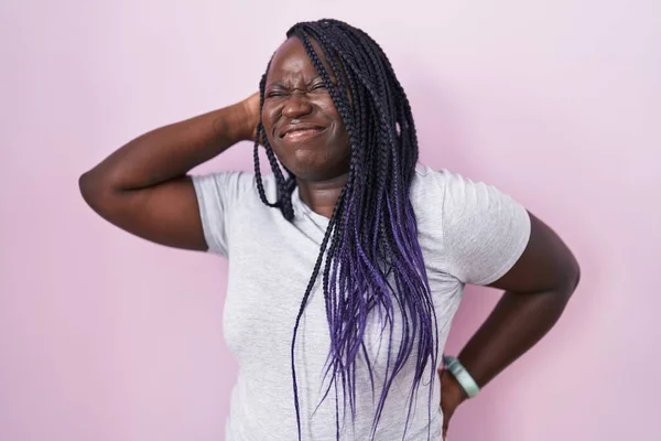 Genç Afrikalı Bir Kadın Pembe Arka Planda Duruyor Boynu Ağrıyor — Stok fotoğraf