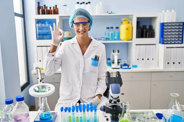 Mujer Morena Que Trabaja Laboratorio Científico Sonriendo Positiva Haciendo Signo — Foto de Stock