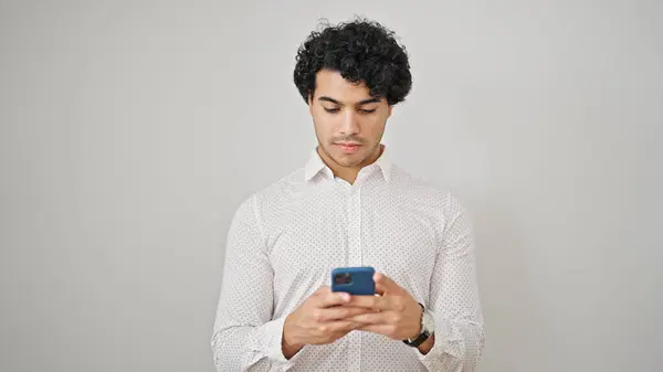 Junger Lateinamerikanischer Geschäftsmann Nutzt Smartphone Vor Isoliertem Weißen Hintergrund — Stockfoto