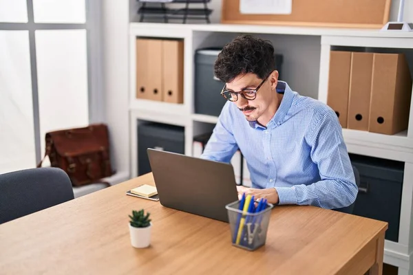 Jovem Caucasiano Homem Trabalhador Negócios Usando Laptop Trabalhando Escritório — Fotografia de Stock