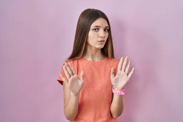Menina Adolescente Sobre Fundo Rosa Afastando Mãos Palmas Mostrando Recusa — Fotografia de Stock