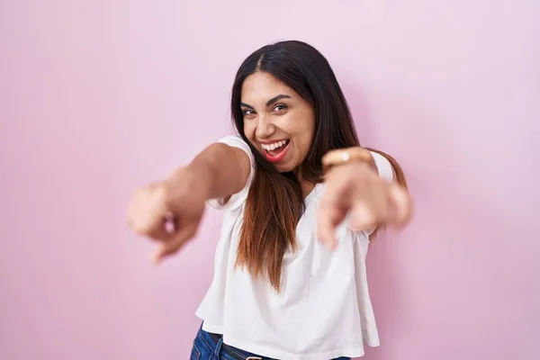 指でカメラを指差すピンクの背景の上に立つ若いアラブ人女性 笑顔正と陽気な — ストック写真