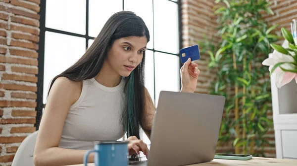 Młoda Piękna Latynoska Kobieta Zakupy Laptopem Kartą Kredytową Siedzi Stole — Zdjęcie stockowe