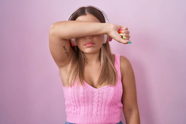 Jonge Blonde Vrouw Die Naar Muziek Luistert Met Een Koptelefoon — Stockfoto