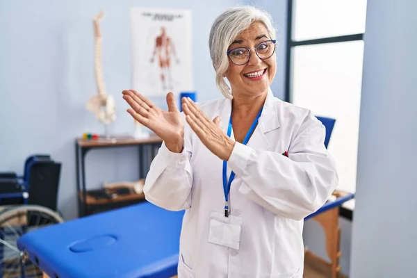 Middle Age Woman Grey Hair Working Pain Recovery Clinic Clapping — Stock Photo, Image