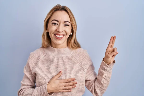 Mavi Arka Planda Dikilen Spanyol Kadın Gülümsüyor Elleri Göğsünde Parmakları — Stok fotoğraf