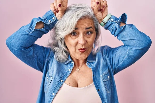 Frau Mittleren Alters Mit Grauen Haaren Steht Auf Rosa Hintergrund — Stockfoto